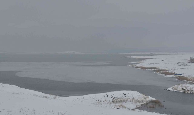 Kars'ta Çıldır Gölü donmaya başladı