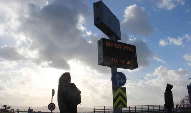 Karşıyaka'da deniz taştı, tramvay ve deniz seferleri iptal edildi