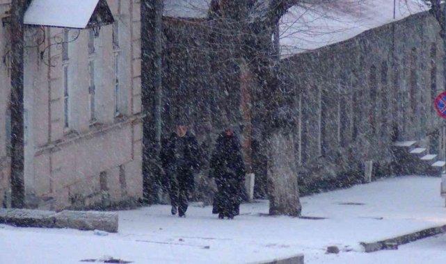 Karslılar güne kar yağışıyla uyandı