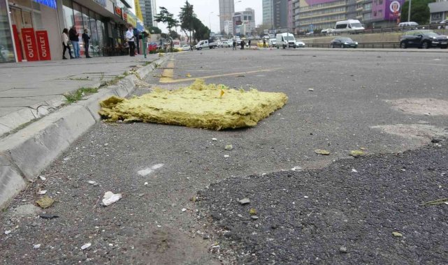 Kartal'da lodos nedeniyle rezidans duvarından kopan parçalar otomobillerin üzerine düştü