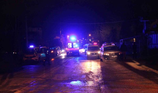 Kartepe'de 3 aracın karıştığı kazada 8 kişi yaralandı