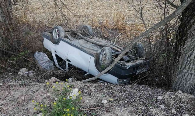 Kayganlaşan yolda takla atan otomobilden yara almadan kurtuldu