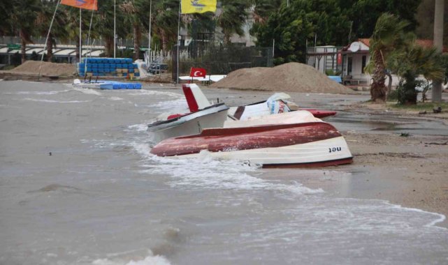 Kayıklar alabora oldu, tekne kıyıya vurdu