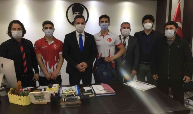 Kaymakam Gürçam, milli sporcuları Romanya'ya uğurladı