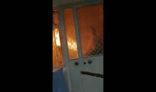 Kendini ve annesini evde diri diri yakmaya çalıştı