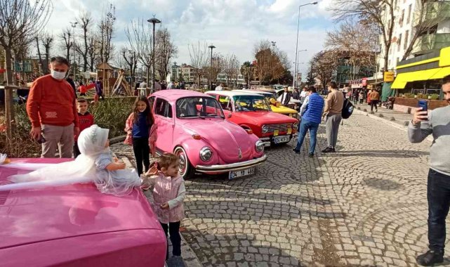 Klasik araçlar bir araya geldi, tutkunları fotoğraf çektirmek için sıraya girdi