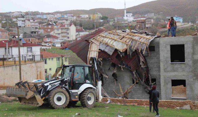 Kocaeli'de kuvvetli rüzgar inşaatın çatısını uçurdu