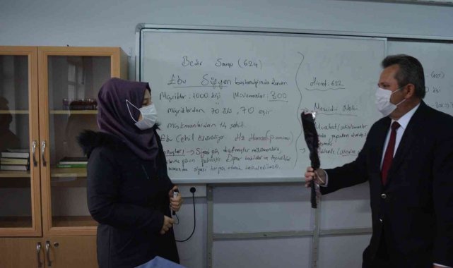 Koloğlu öğretmenlerin gününü çiçeklerle kutladı