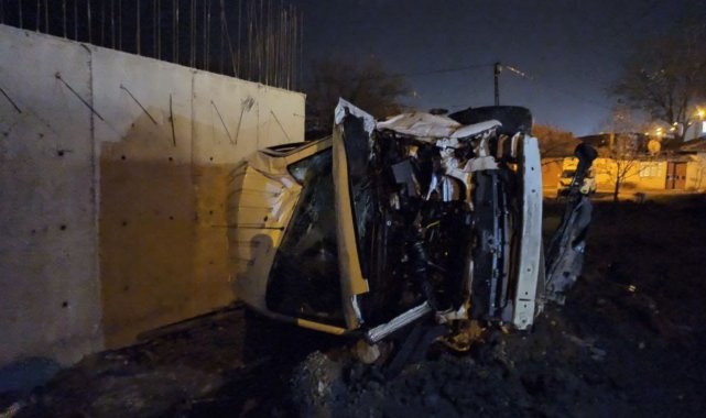 Kontrolden çıkan araç inşaat temeline uçtu: Anne ve 2 çocuğu yaralandı