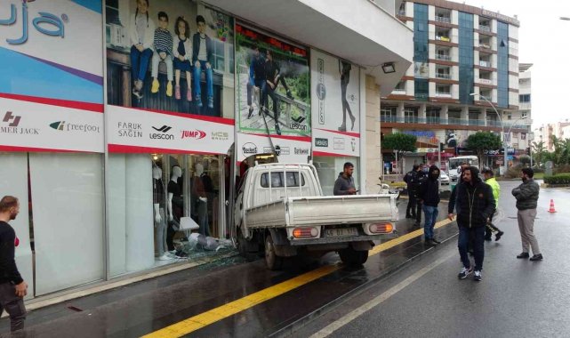 Kontrolden çıkan kamyonet giyim mağazasına girdi