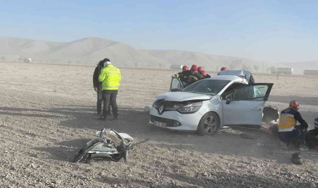 Konya'da kamyonla otomobil çarpıştı: 2 ölü, 1 yaralı