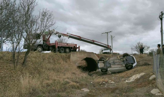 Konya'da kontrolden çıkan otomobil menfeze düştü: 2 yaralı