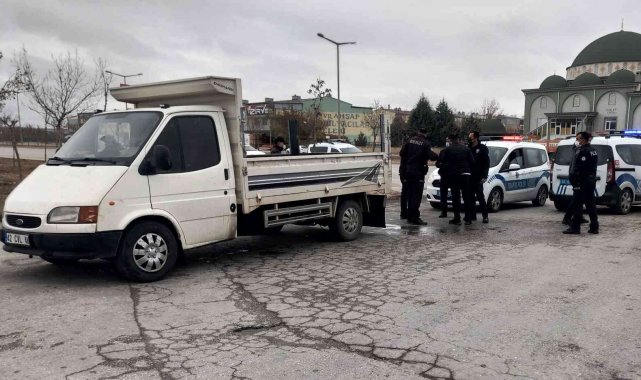 Kovalamacada polis aracına çarpan şüpheli aracı bozulunca yakalandı