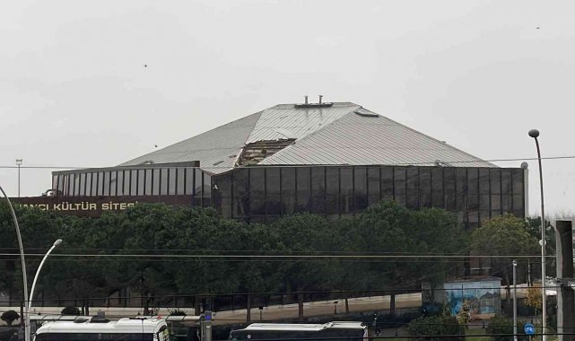 Kültür merkezinin çatısı zarar gördü