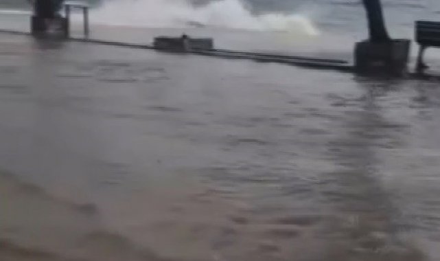 Kurşunlu'da sahil şeridi denizle birleşti