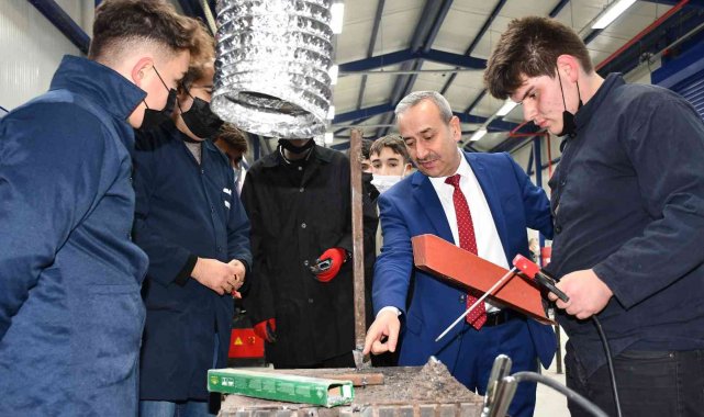 Kurulan atölyelerle öğrencilerin, iş gücü piyasasına dahil olmaları amaçlanıyor