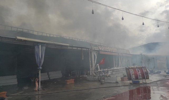 Kuşadası'nda çok sayıda iş yeri alevlere teslim oldu