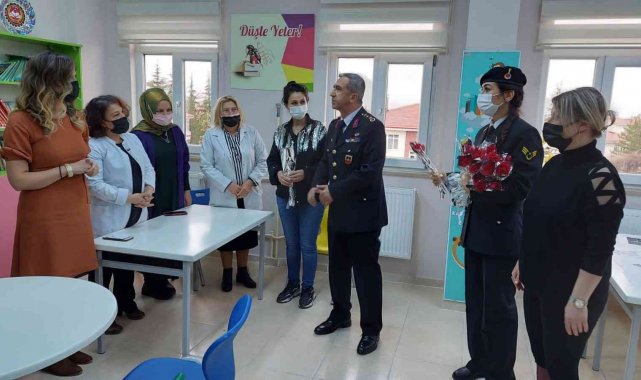 Kütahya'da jandarma, "Öğretmenler Gününü" kutladı