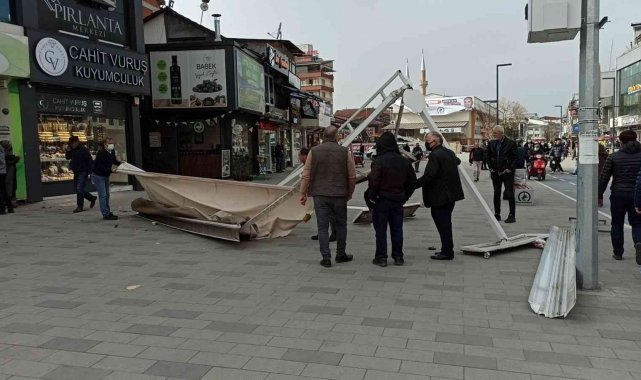 Kuvvetli rüzgar tenteyi kentin en kalabalık caddesini uçurdu