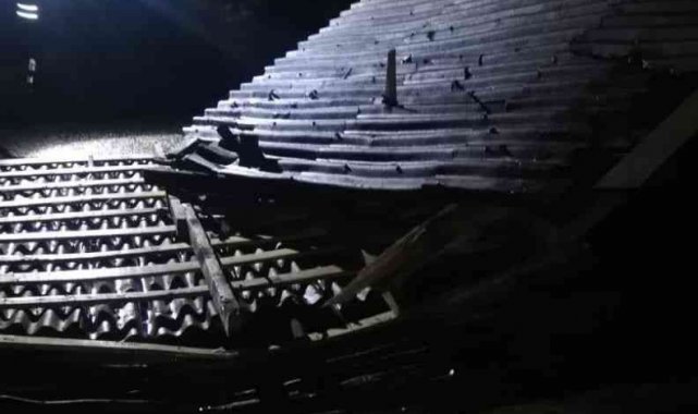 Kuvvetli rüzgar ve yağış çatıyı uçurdu