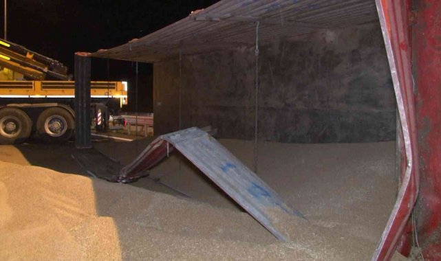 Kuzey Marmara Otoyolu'nda buğday yüklü tır devrildi: 2 yaralı