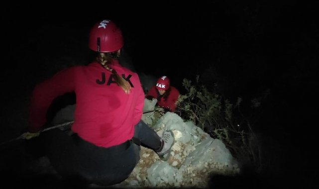 Likya yürüyüşünde rotasını kaybederek sarp kayalıkta mahsur kalan gençler kurtarıldı