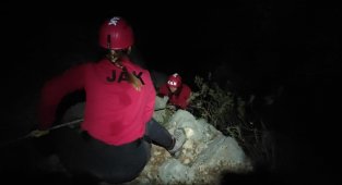 Likya yürüyüşünde rotasını kaybederek sarp kayalıkta mahsur kalan gençler kurtarıldı