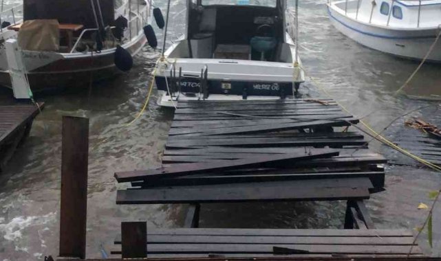 Lodos iskeleleri kopardı, tekneler hasar gördü