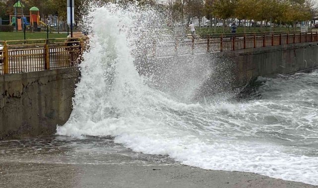 Lodos İstanbul'da etkisini sürdürüyor