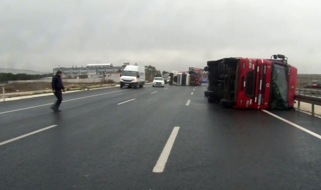 Lodos nedeniyle 2 tır 1 kamyonet devrildi