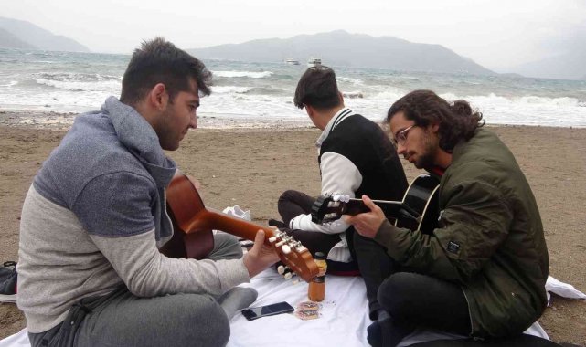 Lodosa aldırış etmeyip sahilde gitar çaldılar
