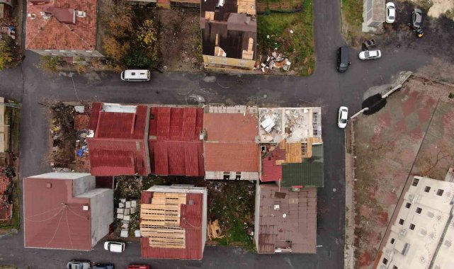 Lodosta binanın çatısı iş yerinin üzerine uçtu, o anlar kameraya yansıdı