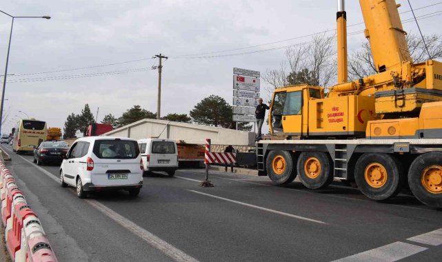 Malatya'da yola düşen dev beton makas trafiği felç etti