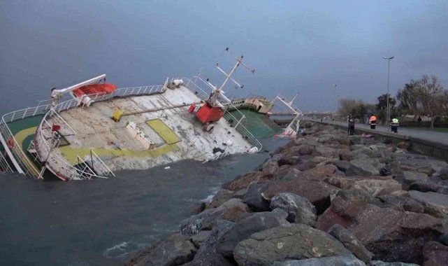 Maltepe'de fırtınada yan yatan geminin akıbeti gün ağarınca görüldü