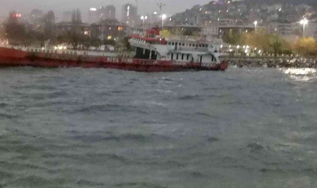 Maltepe'de lodos nedeniyle gemi karaya oturdu