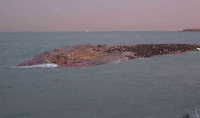 Maltepe'de lodos nedeniyle yan yatan gemi kamerada