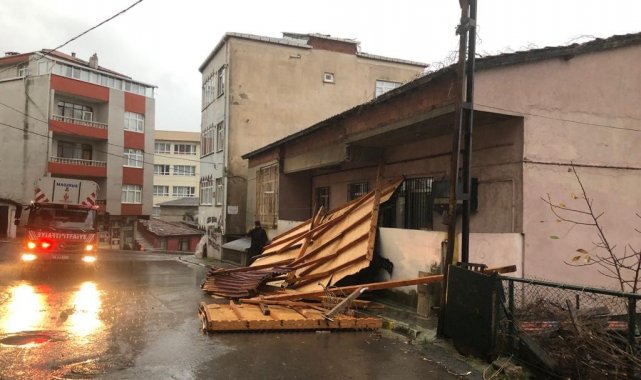 Maltepe'de rüzgarın şiddeti ile evin çatısı uçtu