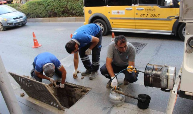 Manavgat'ta yağmur suyu giderleri temizlendi