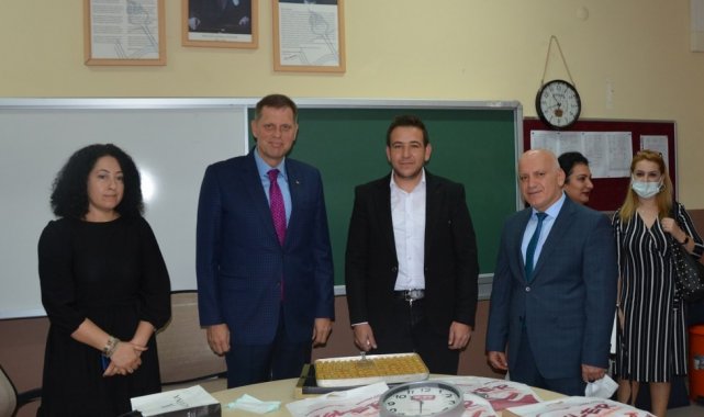 Manisa TB Anadolu Lisesinde Öğretmenler Günü kutlandı