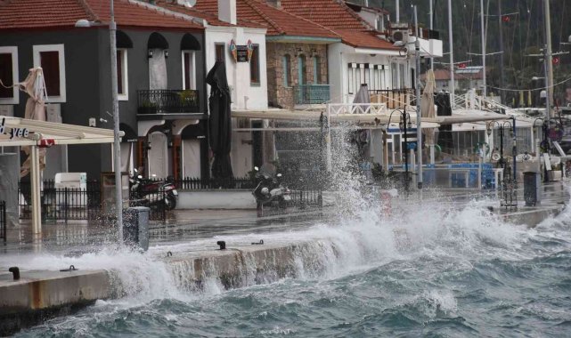 Marmaris'te şiddetli rüzgar hayatı olumsuz etkiledi