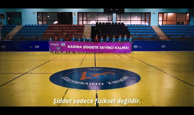 Mavi Kelebekler'den kadına şiddete pankartlı tepki