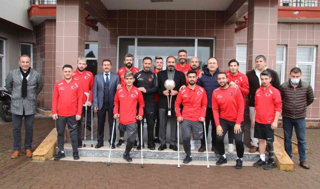 Mecnun Otyakmaz, Ampute Futbol Milli Takımı'nı altınla ödüllendirdi