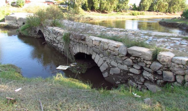 Menderes'te biriken çöpler, tarihi köprüyü tehdit ediyor