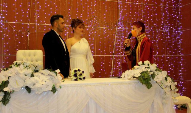 Mersinli nikah memuru, tavsiyeleriyle fenomen oldu