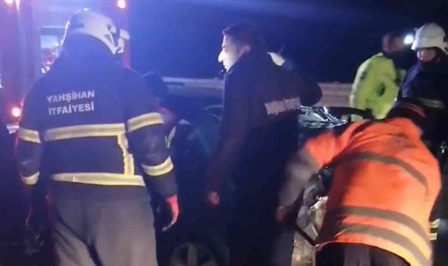 Metrelerce savruldu, seyir halindeki otomobile çarptı: 2 yaralı