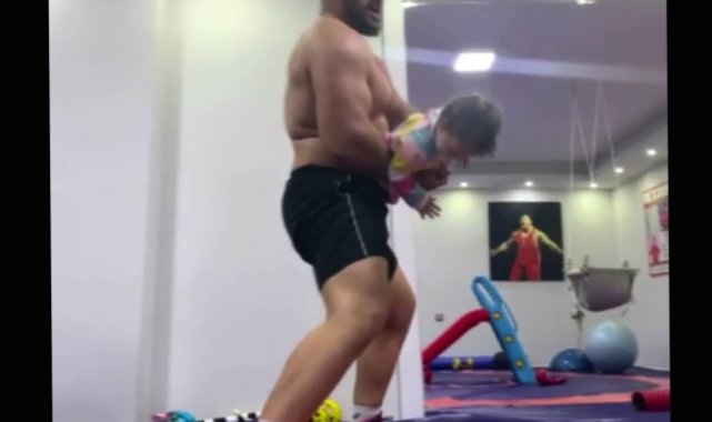 Milli güreşçi Rıza Kayaalp'in kızı ile gülümseten mücadelesi