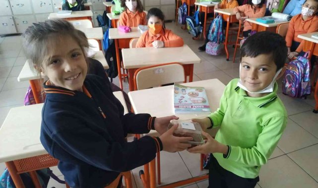 Minik öğrenci sokak hayvanlarını unutmadı