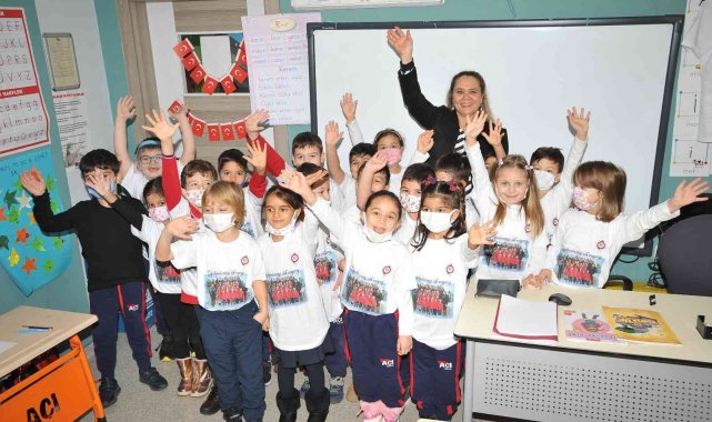 Minik öğrencilerden öğretmenlerini duygularından 24 Kasım sürprizi