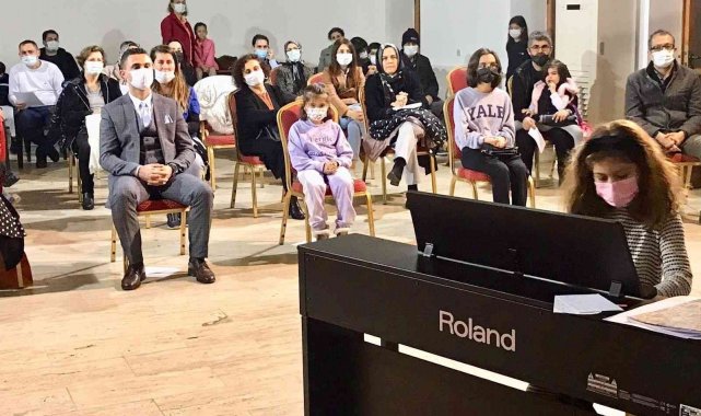 Minik piyanistlerden öğretmenler gününe özel dinleti