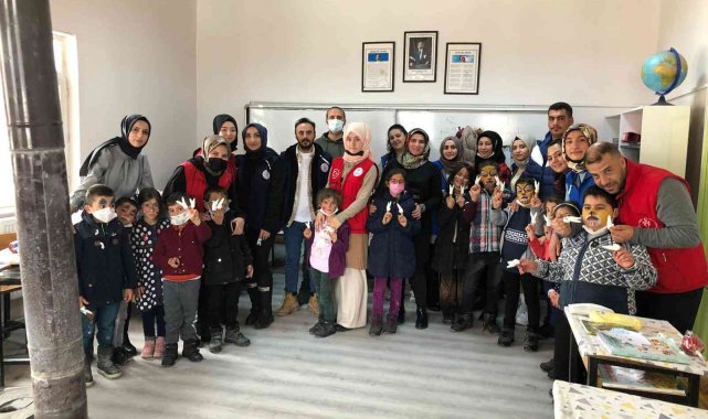 Miniklerin gönlüne diş setiyle girdiler